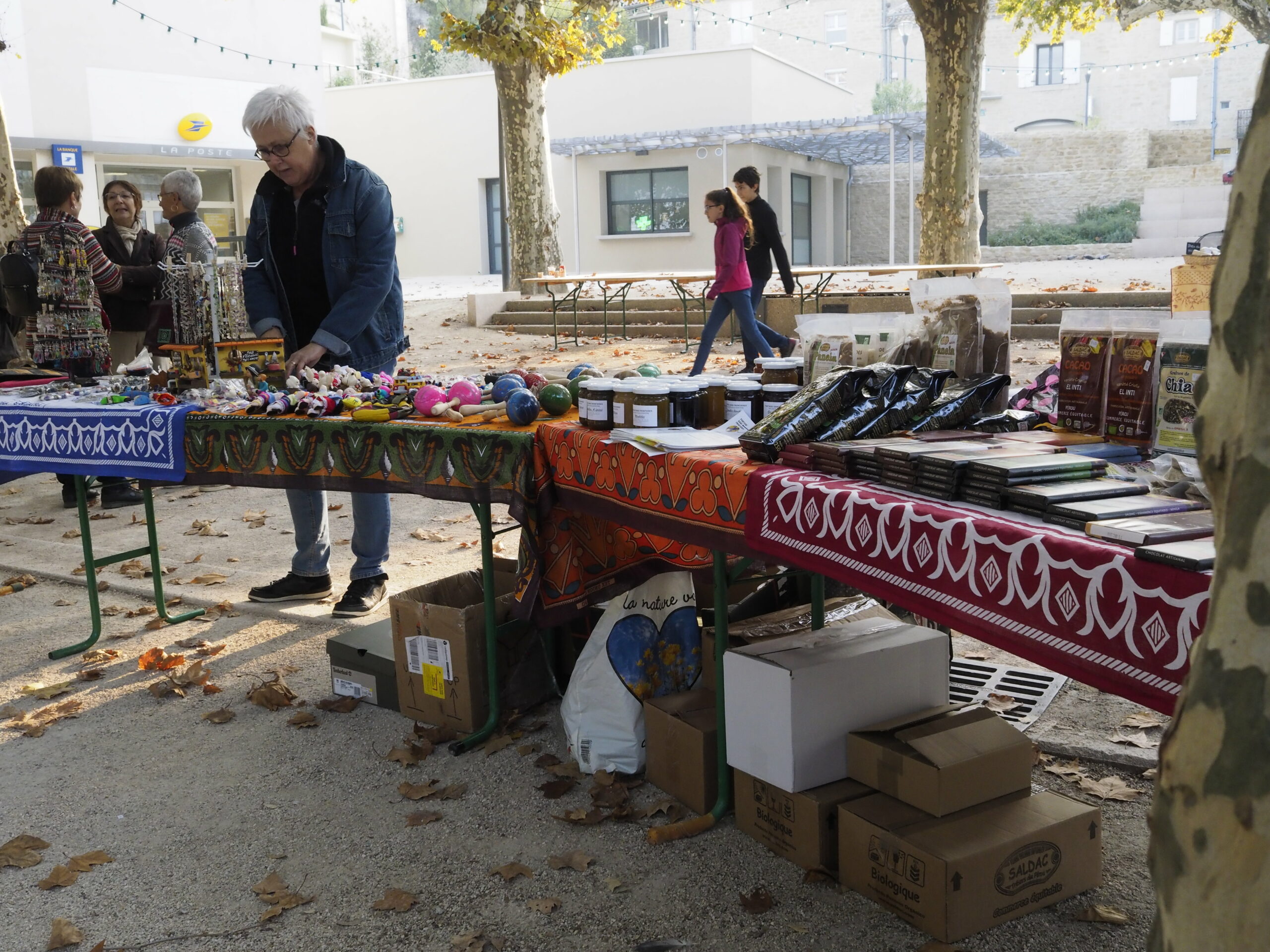 Photographie du marché du Monde d’Etoile-sur-Rhône le 20 octobre 2018