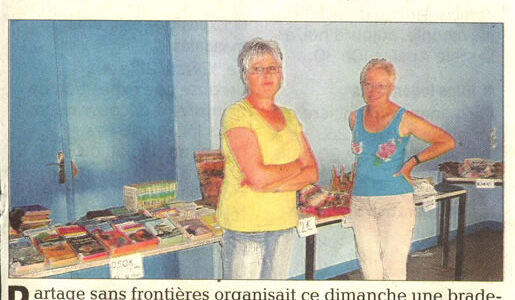 La presse lors du quintorzième marché de printemps de Partage sans Frontières à Montmeyran en 2010